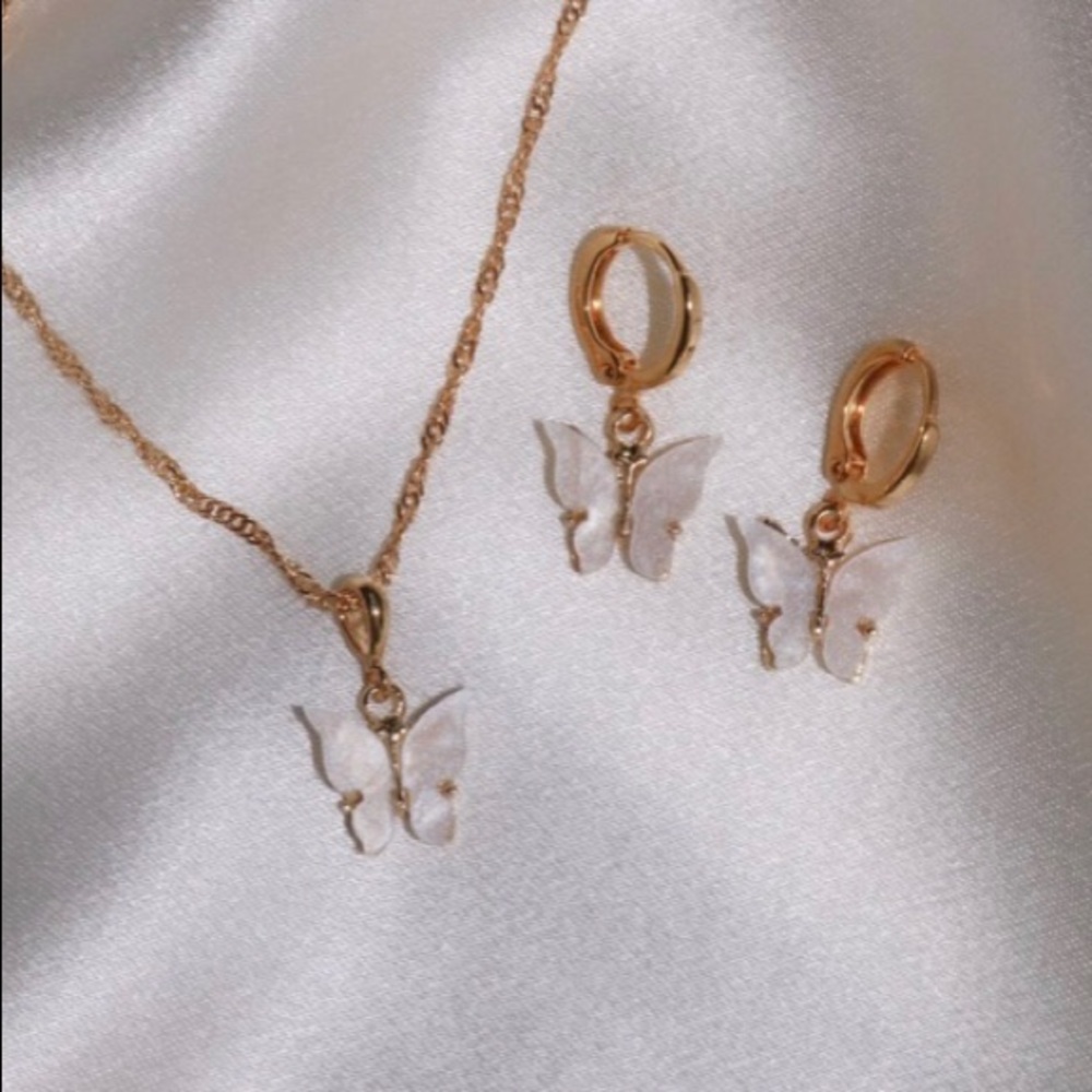 BUY 2 GET ONE FREE🤍 necklace and earrings set